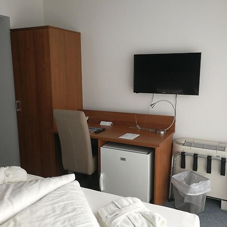 Hotel Yacht Wellness & Business Siofok Bagian luar foto